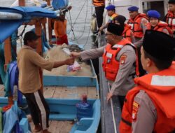 Kapolres Kepulauan Seribu Bagikan Takjil untuk Nelayan dalam Safari Ramadhan