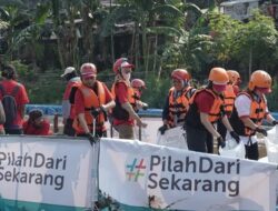 Peringati Hari Bumi, Yayasan Wings Peduli Lakukan Bersih-Bersih Kali Ciliwung