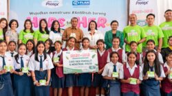 Memperingati Hari Kebersihan Menstruasi, Hers Protex Donasikan 2.003 Pack Pembalut dan Edukasi Kesehatan Menstruasi di NTT