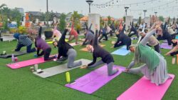 Harmoni Relaksasi di Tengah Segarnya Udara Kota Malang denganSunset Yoga di Swiss-Belinn Malang