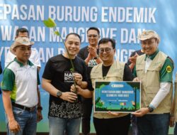 Hari Mangrove Sedunia, Grup United Tractors Lepas Burung Endemik dan Tanam Mangrove di Kebun Raya Mangrove Surabaya