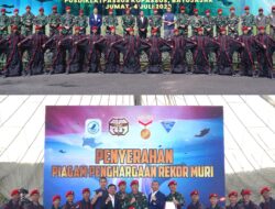 15 Peterjun Wingsuit Kopassus Pukau Ribuan Mata Dalam Upacara Gelar Pasukan Operasional dan Kehormatan Militer