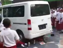 Mobil MBG Tabrak Pagar Sekolah dan Beberapa Siswa SDN 01 Kalibaru Cilincing
