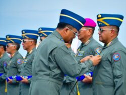 Wadanpushidrosal Terima PenyematanBrevet Kehormatan Penerbangan TNI Angkatan Laut