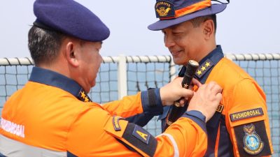 Danpushidrosal Sematkan Brevet Kehormatan Hidro-Oseanografi ke Sejumlah Pejabat TNI, Kementerian, dan Lembaga Negara
