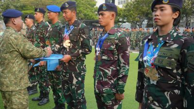 Danpushidrosal Beri Penghargaan Prajurit Berprestasi